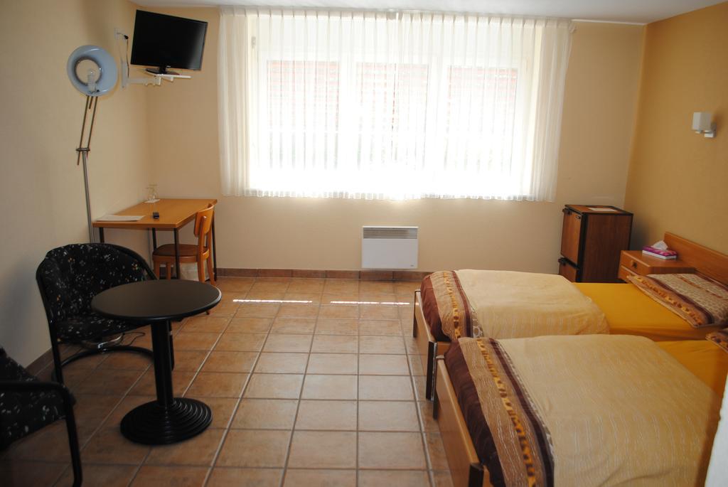 Motel - Hotel La Poularde Romont Pokój zdjęcie